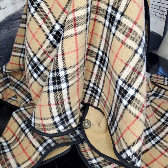 Cape in Burberry Fashion - Picture 10 of 12